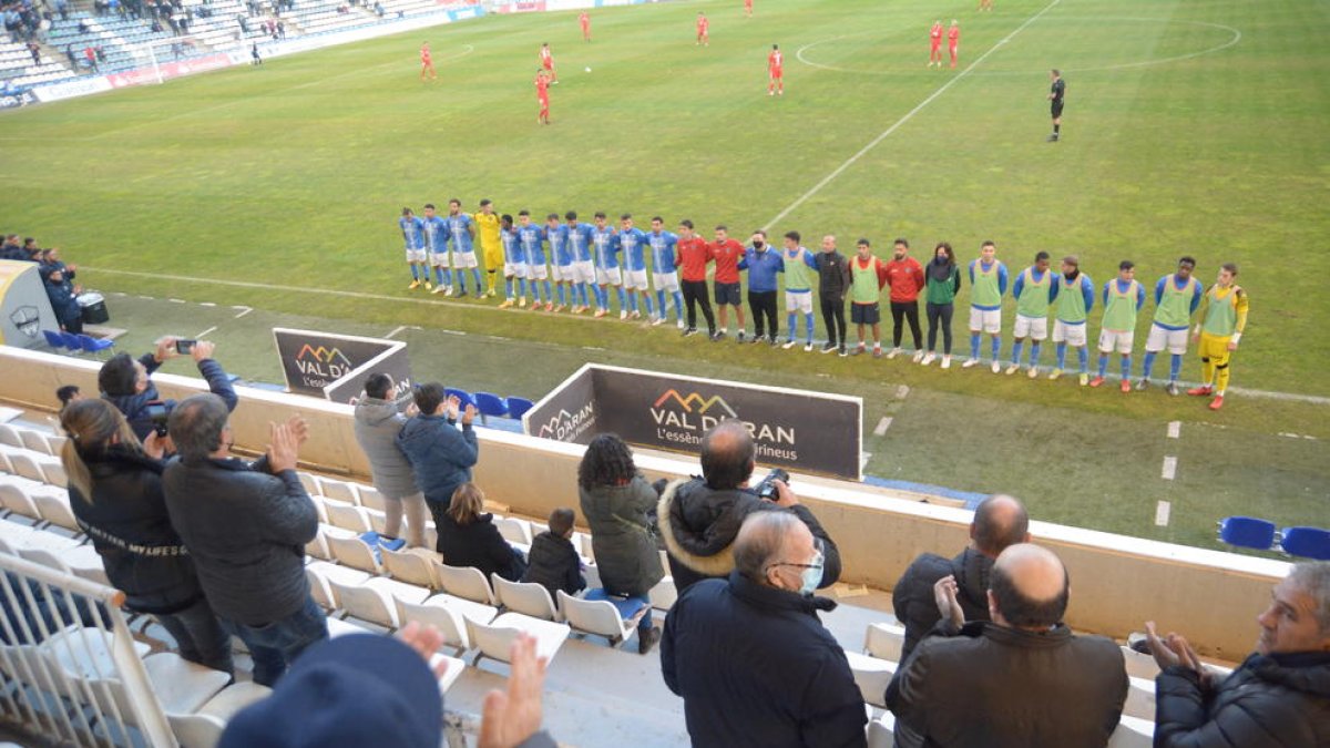Els jugadors del Lleida es planten davant l’afició, que els aplaudeix abans del partit contra el Terrassa.