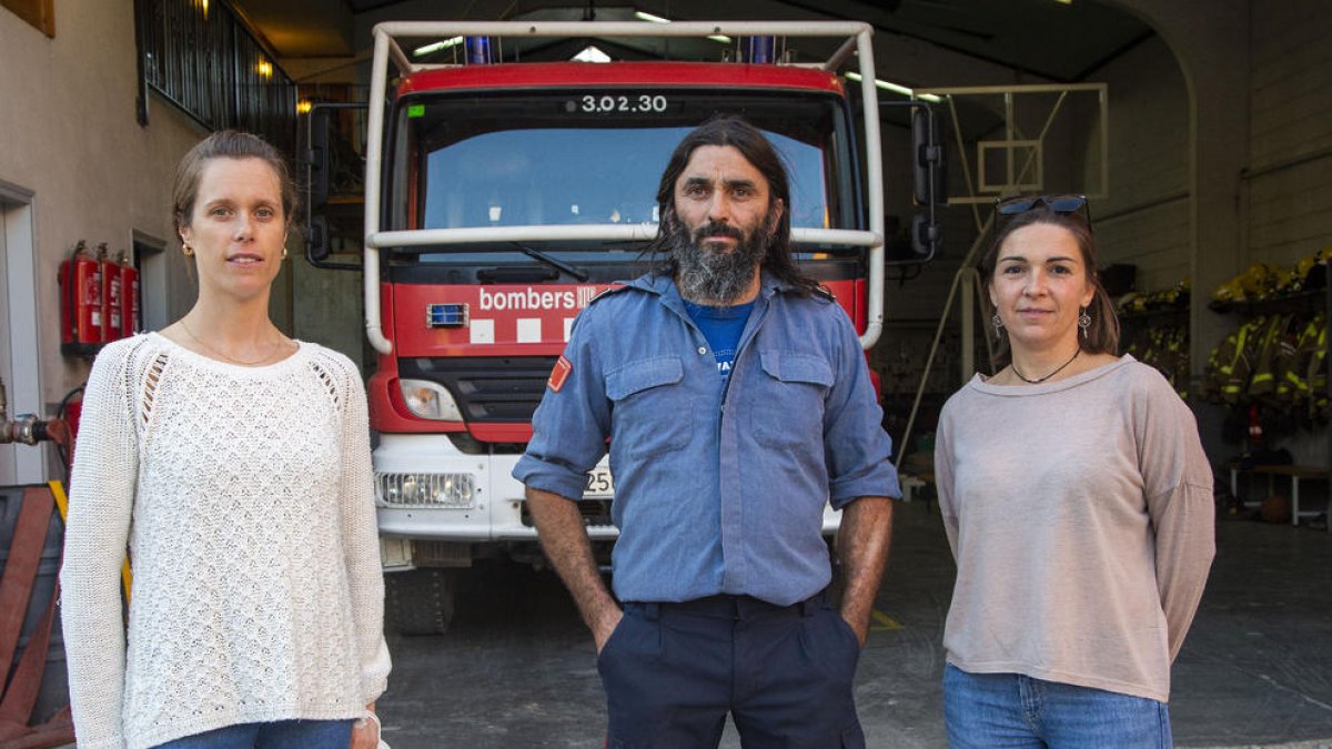 Sara Pastoriza i Míriam Calvet, amb el cap del parc de Bombers d’Agramunt, Ramon Escudé.