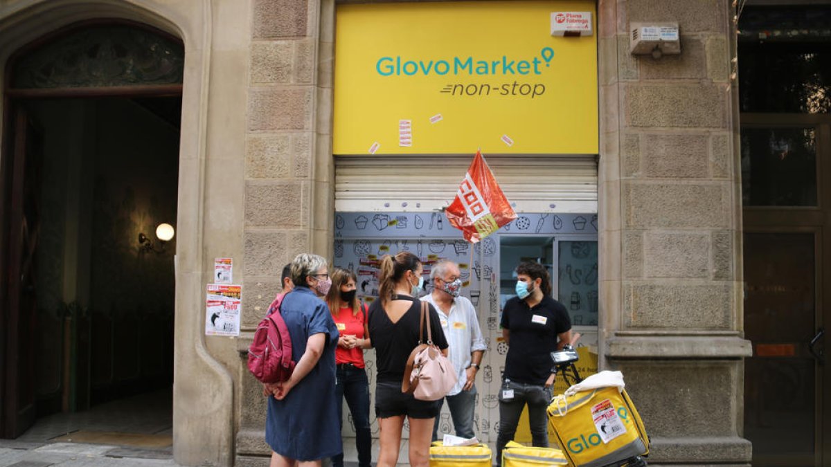 Trabajadores de Glovo, ayer ante la sede de la empresa en Barcelona.