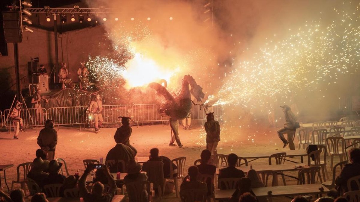 Imatge de l’espectacle del bestiari de foc dels Diables Carranquers.