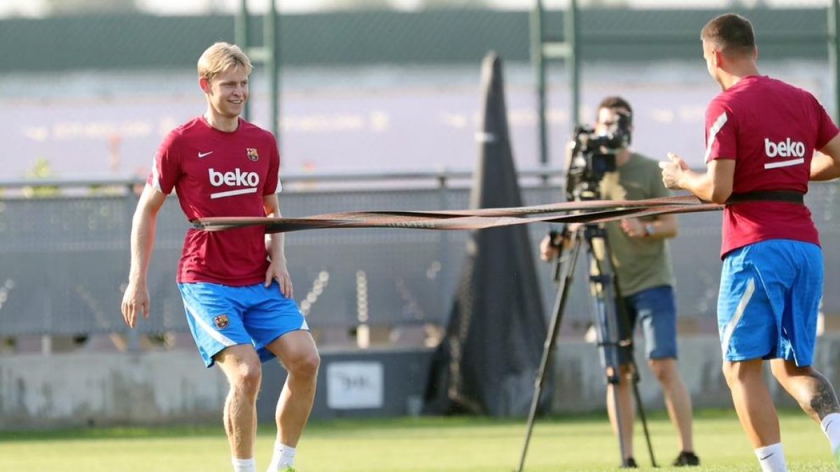 Frenkie de Jong durante el entrenamiento del conjunto azulgrana en la Ciutat Esportiva.