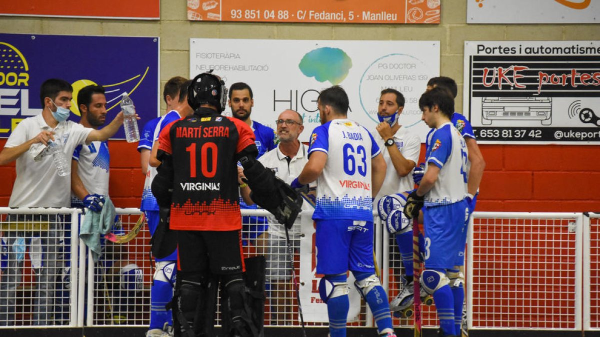 Albert Folguera da instrucciones a sus jugadores, en un momento del partido de ayer jugado en Manlleu.