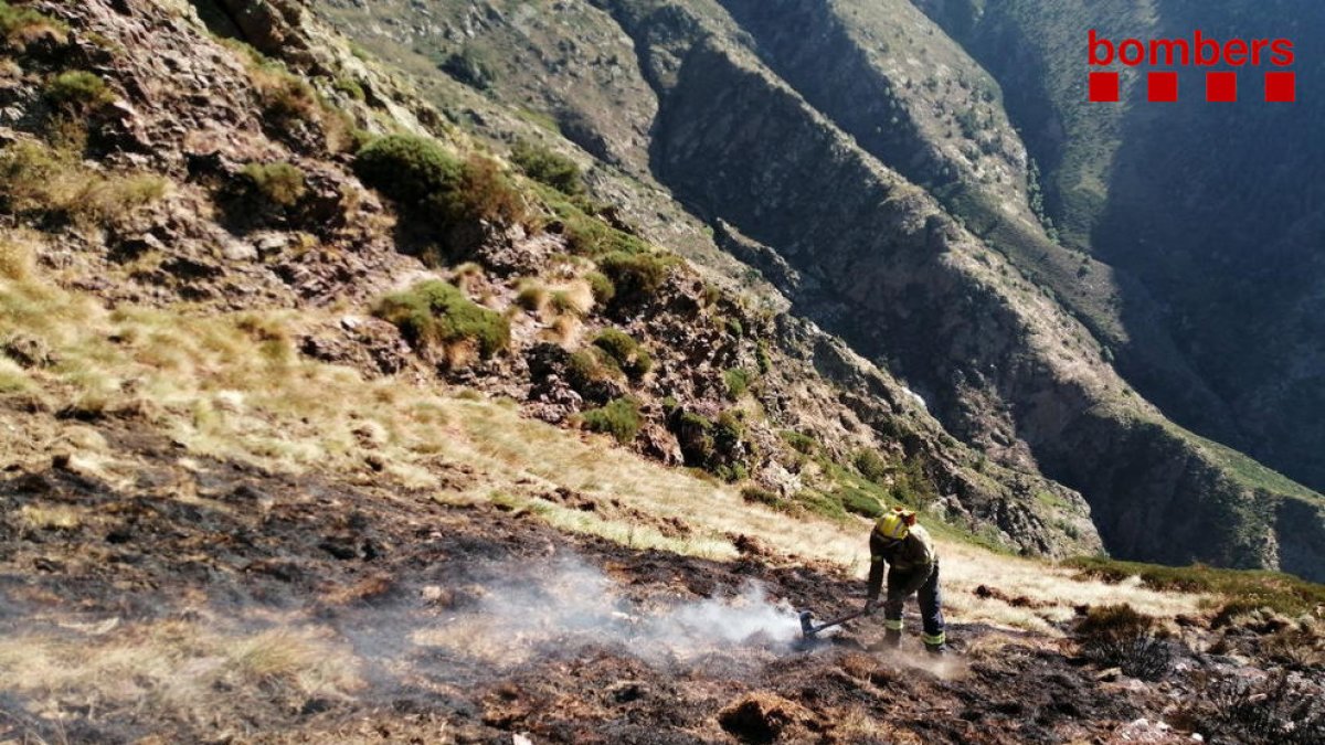 Un bombero ayer en la zona.