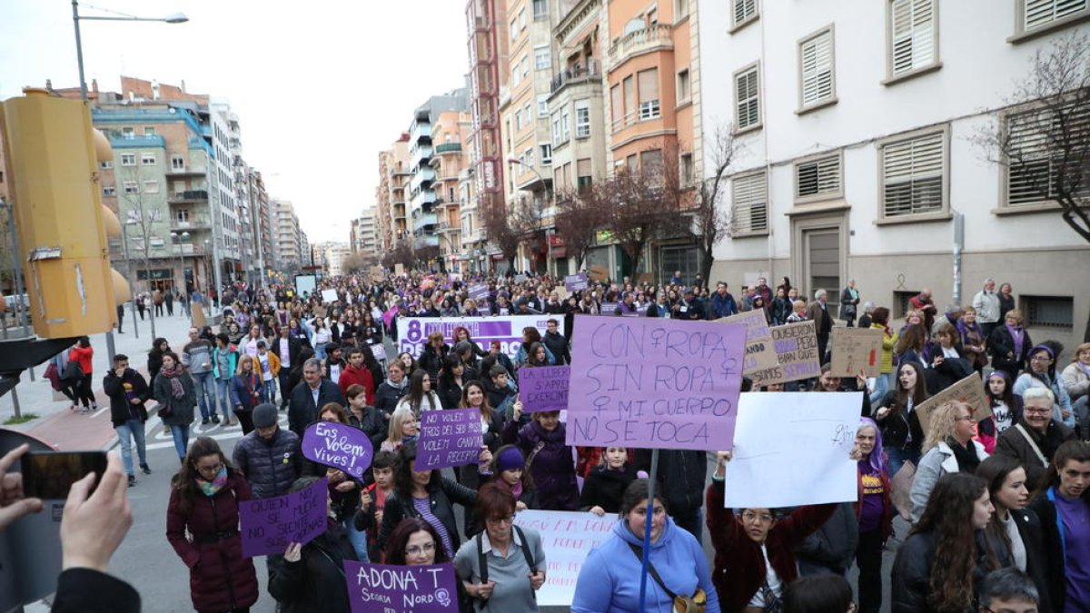 Dos marchas para celebrar el Día de la Mujer  -  La ciudad de Lleida conmemoró el año pasado el Día Internacional de las Mujeres con dos manifestaciones que efectuaron casi el mismo recorrido con media hora de diferencia. La marcha convocada po ...