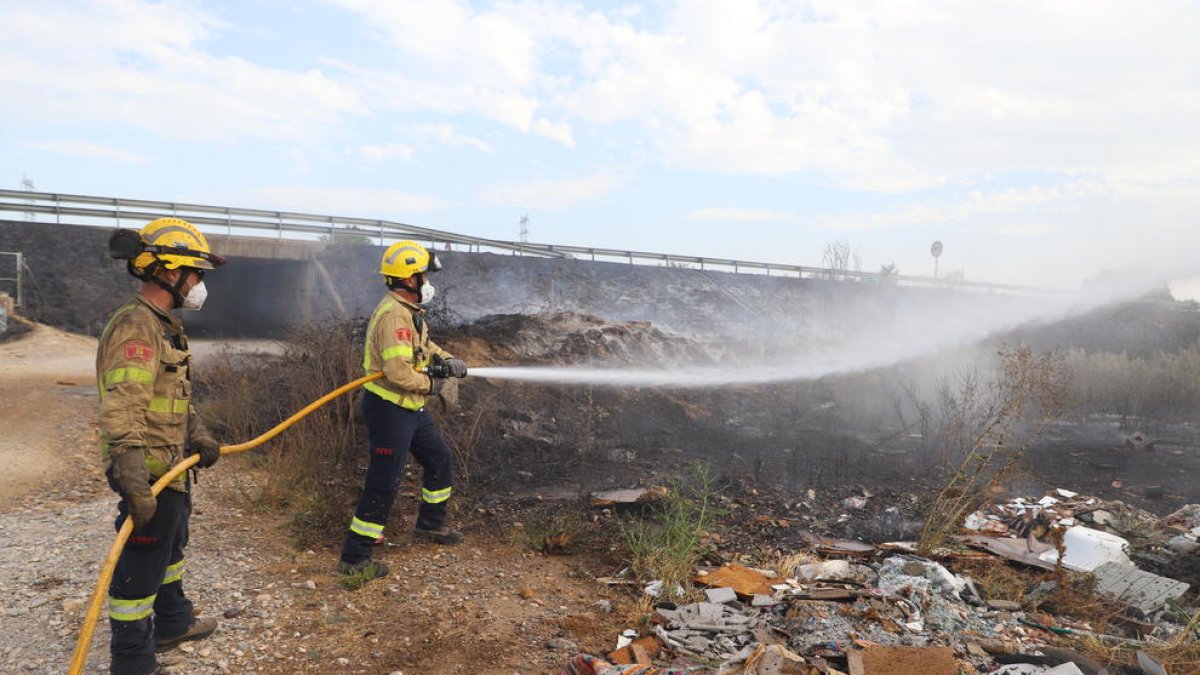 Sofocan un incendio de vegetación en las afueras de La Bordeta