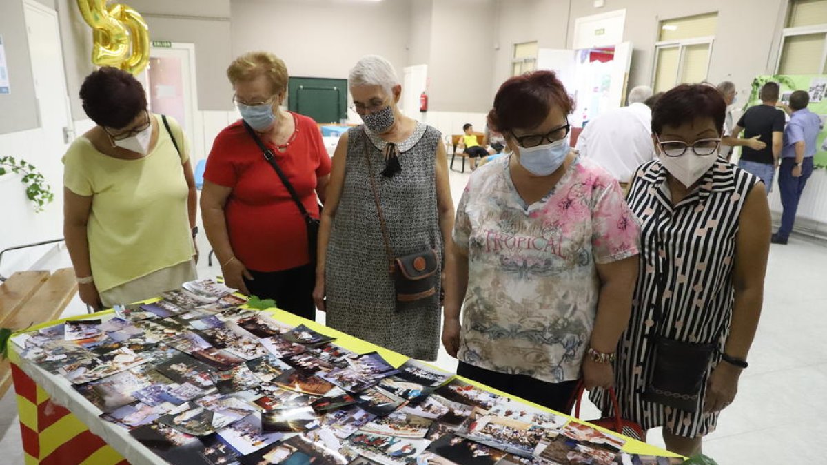 Llívia expuso ayer fotos antiguas en el acto de conmemoración de los 50 años de la entidad vecinal.