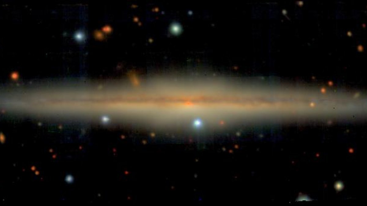 La galàxia UGC 10738, vista de costat a través del Very Large Telescope de  l'Observatori Europeo Austral (ESO) al Sud a Xile, revelant diferents discos gruixuts i fins.