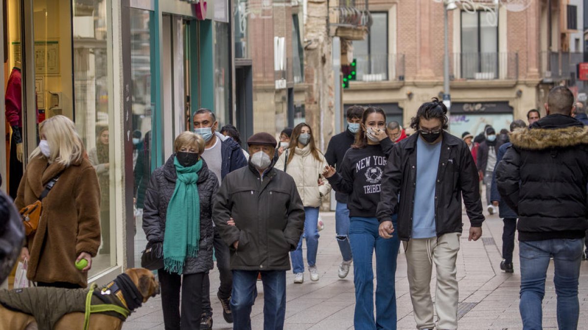 Ciudadanos con mascarilla en una calle de Lleida.