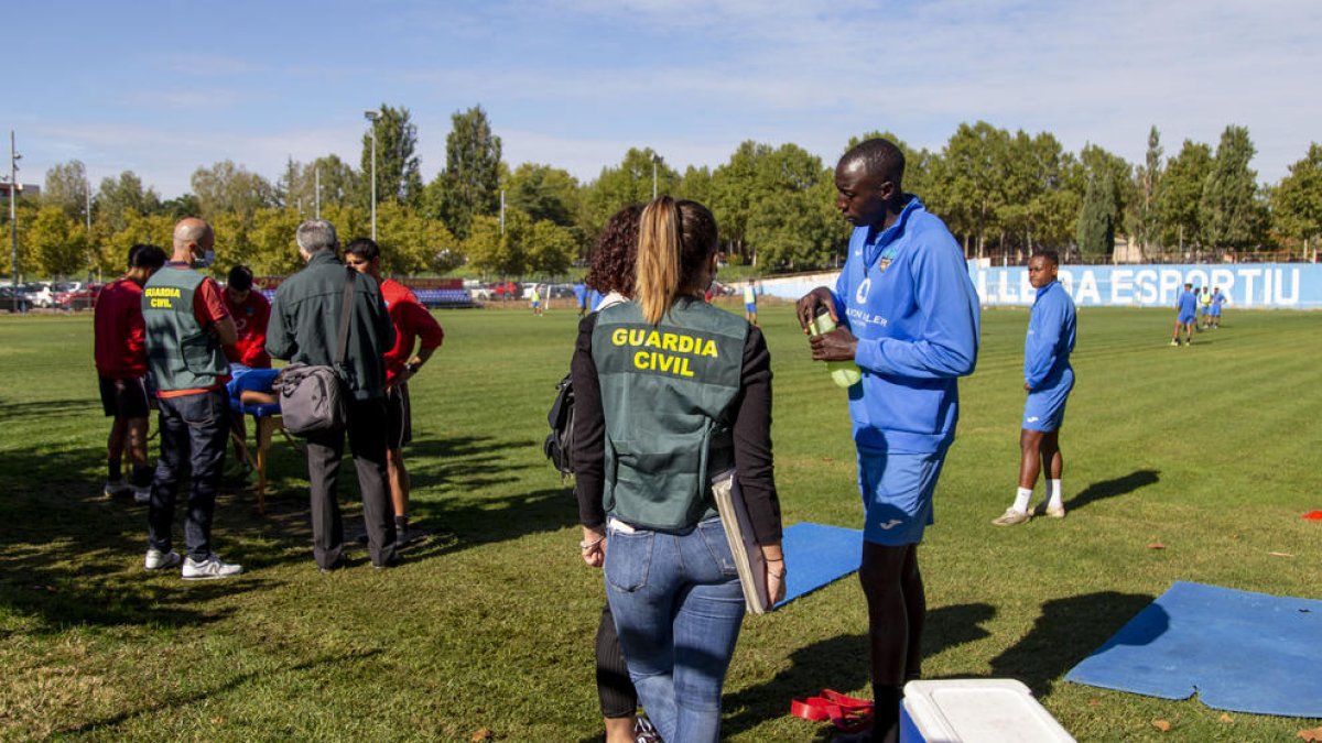 Sanku, un dels jugadors que han sol·licitat la baixa, durant l’escorcoll policial del 5 d’octubre.