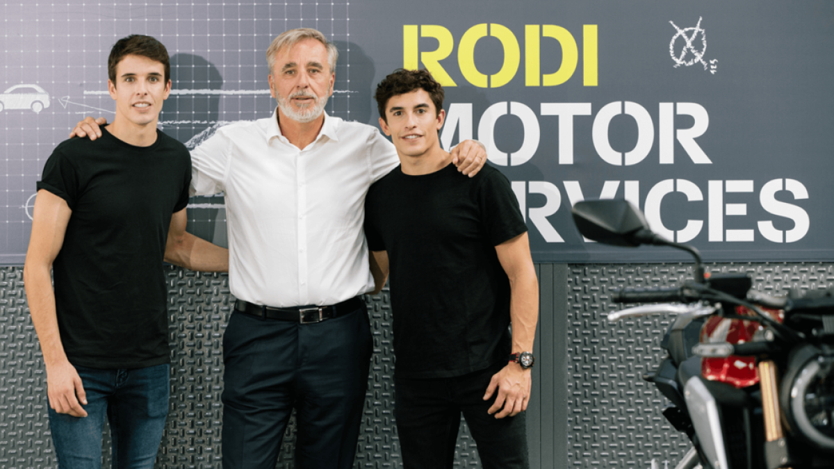 Josep Esteve, director general de Rodi Motor Services, amb els germans Àlex i Marc Márquez.