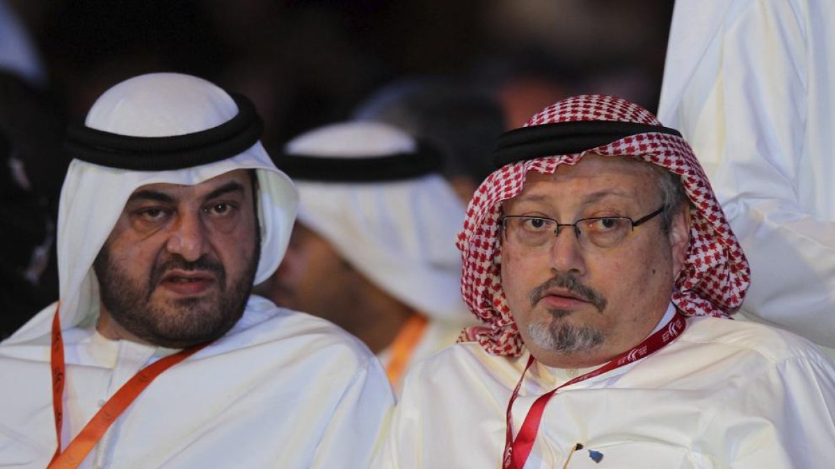 Imagen de archivo del periodista saudí, Jamal Khashoggi (derecha), tomada en 2012.