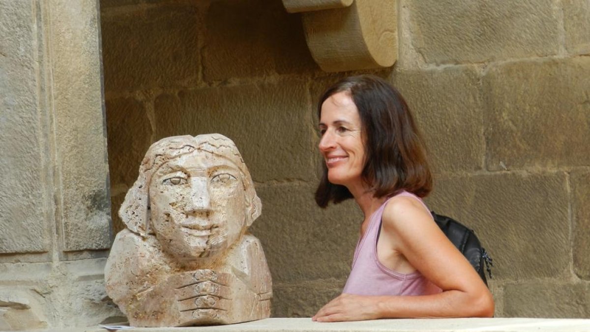 La artista, residente en Cervià de les Garrigues, con una de sus obras en la Casa Gran del Miracle. 