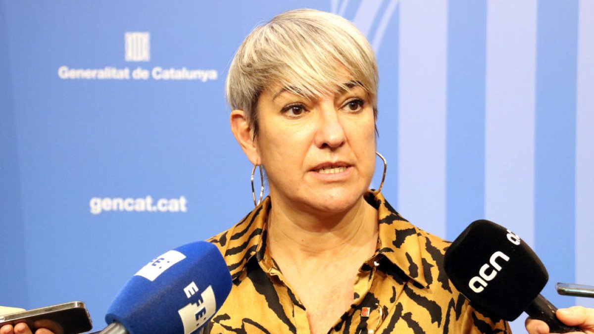 La consellera de Justícia, Lourdes Ciuró, atenent els mitjans.