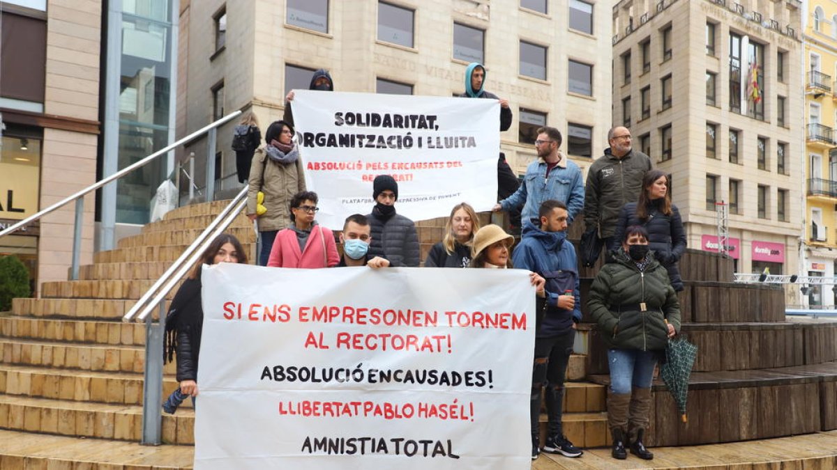 Un grup de persones s'ha concentrat aquest dimecres al migdia a la plaça Sant Joan per donar suport als tres investigats abans que entressin als jutjats de Lleida on estaven citats a declarar.
