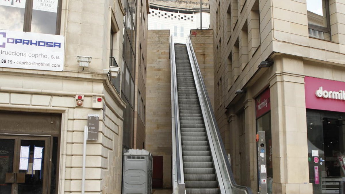 Imatge de les actuals escales mecàniques de la plaça Sant Joan, que no funcionen des de fa mesos.
