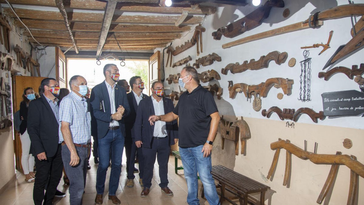 Les autoritats van visitar l’exposició d’eines antigues del camp del veí Ramon Teixidó.