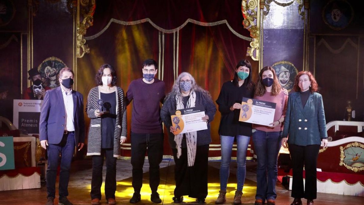 Alba Granell y Núria Turull, a la derecha, en la entrega de premios.