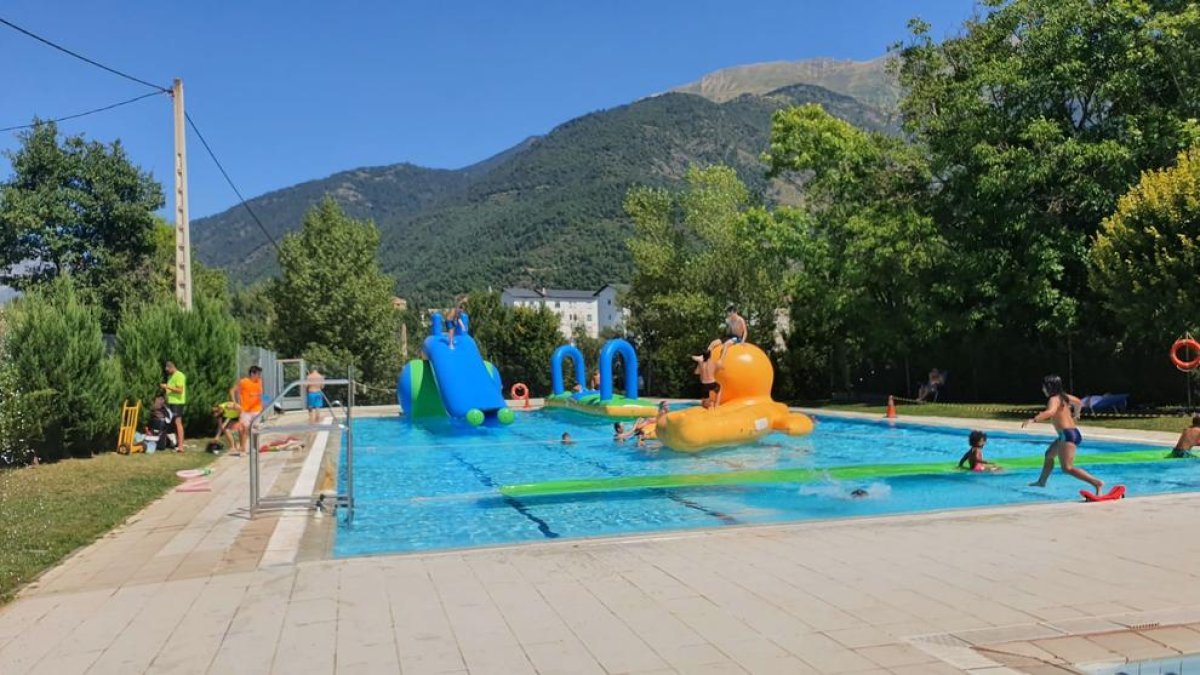 Les atraccions inflables a la piscina de Vilaller.