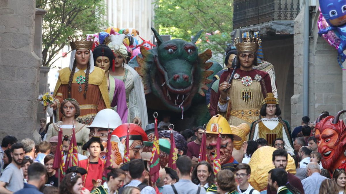 El Marraco, junto a los gigantes durante el seguici de la Festa Major.