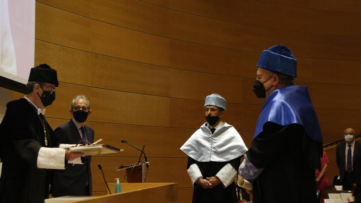 El rector de la UdL, Jaume Puy, en el momento de investir doctor Honoris Causa a Damià Barceló. 