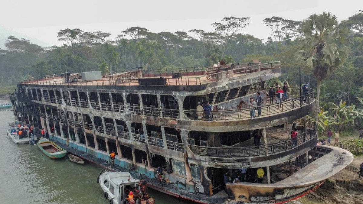 El incendio de un barco en Bangladesh deja al menos 36 muertos