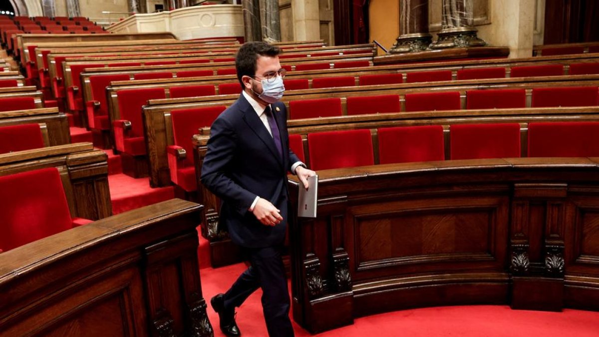 Pere Aragonès abandonando el Parlament tras la aprobación de los presupuestos el jueves.