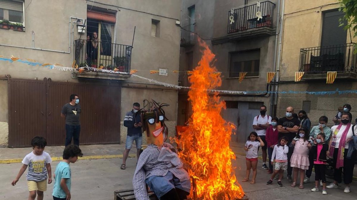 Los portadores de las ‘falles’  bajaron  por una pista forestal antes de llegar al centro de Alàs.