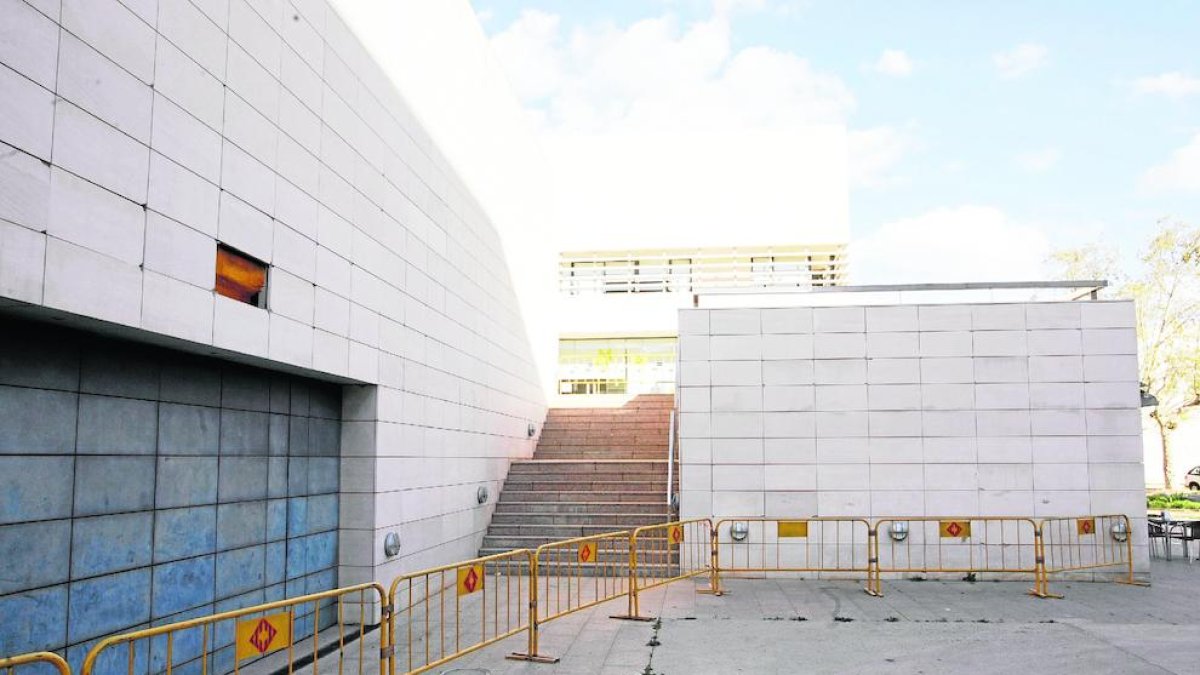 El acceso a la zona afectada, vallado desde el 2016, cuando las fachadas sufrieron desprendimientos.