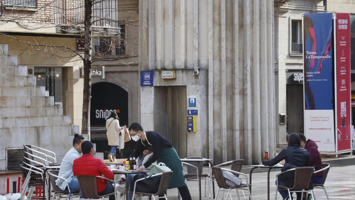 Les terrasses poden obrir les mateixes hores que l’interior de bars i restaurants, sis i mitja en total.