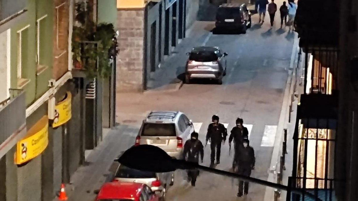 Joves i mossos ahir a la matinada a la zona.