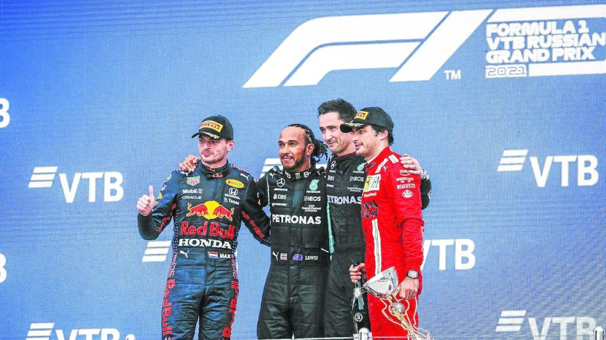 Lewis Hamilton, Max Verstappen i Carlos Sainz van formar el podi. 