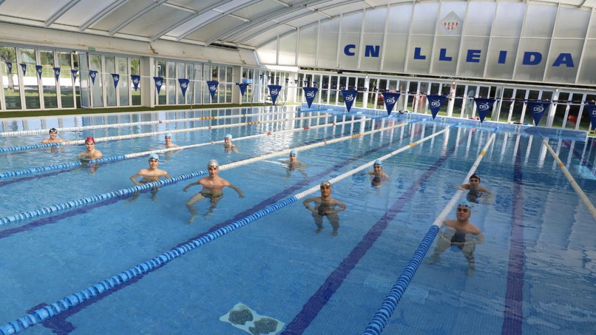 Nadadores del CN Lleida, en imagen de archivo, guardando la distancia de seguridad.