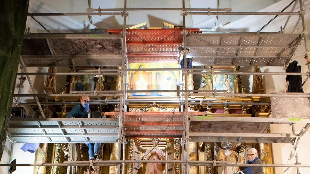 Los andamios, frente al retablo del altar mayor de la iglesia.