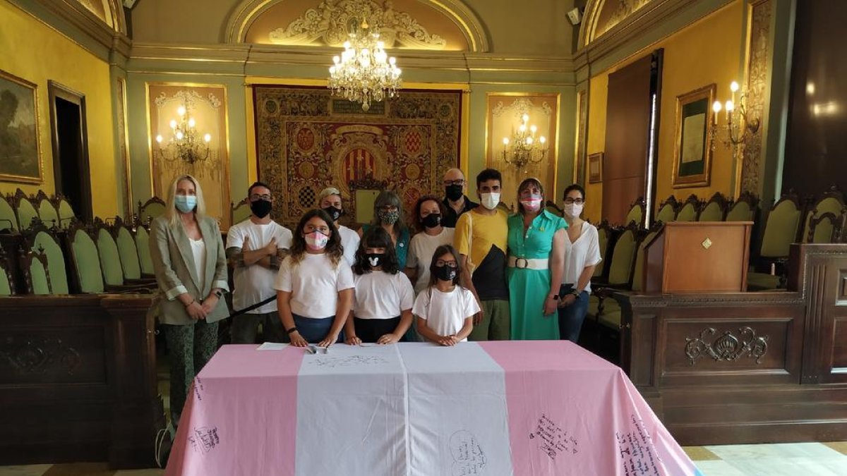 L'ajuntament de Lleida rep la bandera de les persones trans