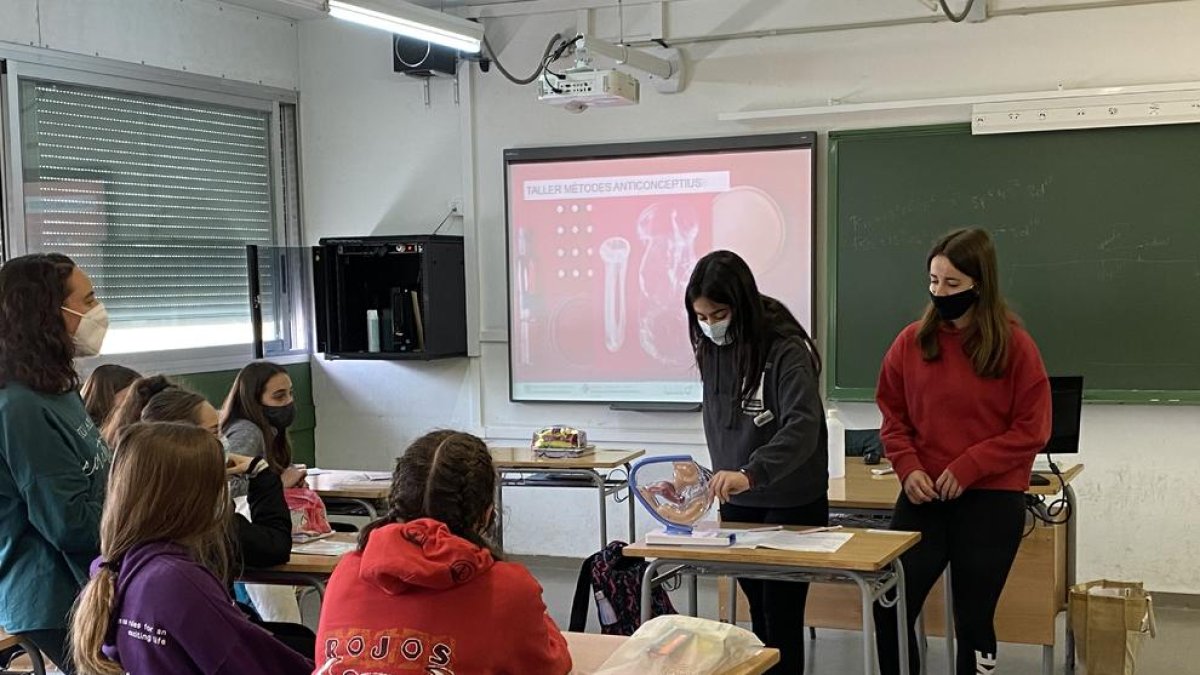 Adolescents en un taller de sexualitat a càrrec de les llevadores d’ASSIR a Lleida.