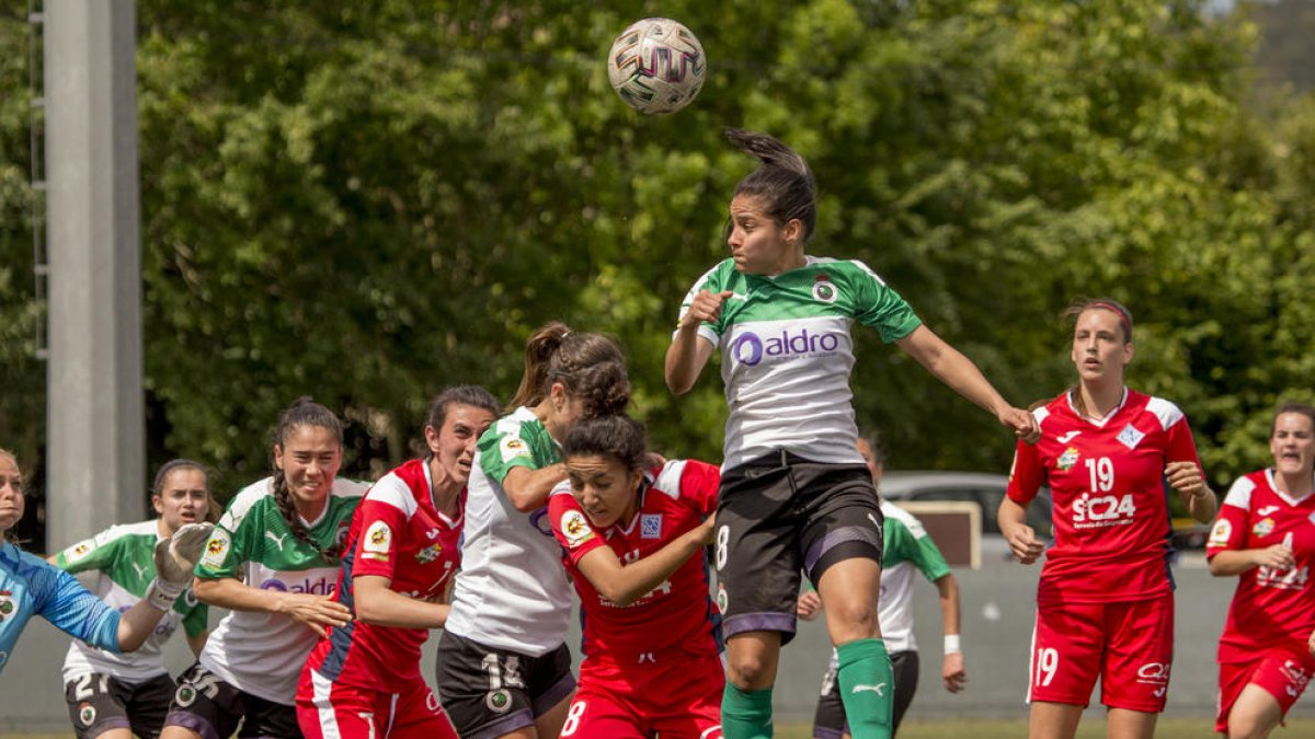 May Astudillo, remata de cabeza en un partido ante el AEM esta pasada temporada.