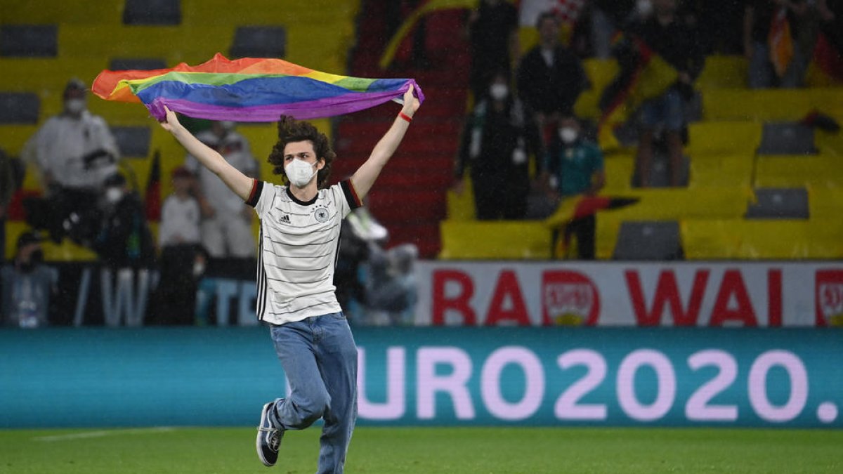 Un espontáneo saltó al césped antes del encuentro portando una bandera con los colores arcoíris.