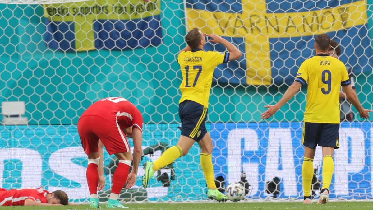 Viktor Claesson celebra el tercer tanto para los suecos.