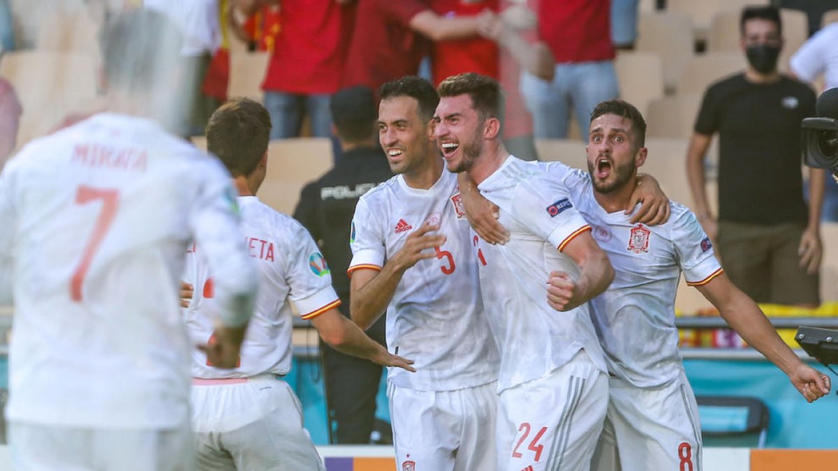 Sergio Busquets, que regresó a la selección tras superar el Covid, celebra el segundo gol con Laporte.