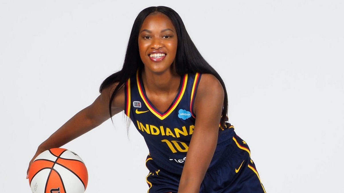 Chelsey Perry con la camiseta de las Indiana Fever de la WNBA.