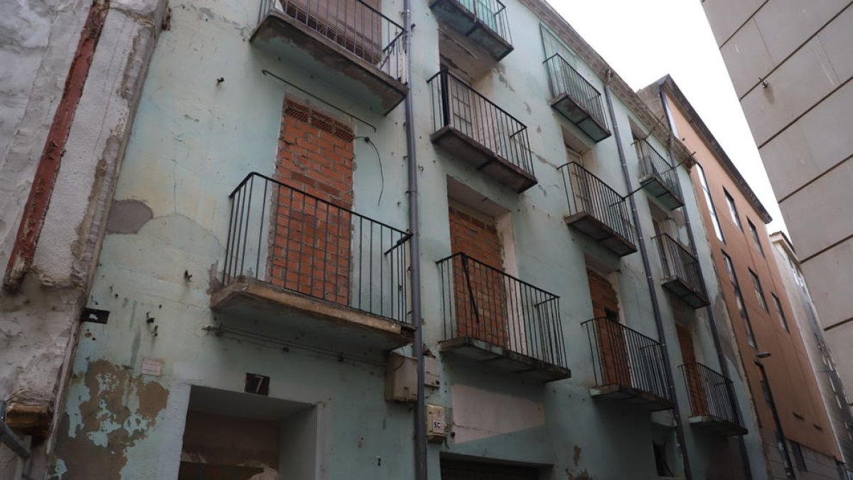 Vista de l’edifici multat, al número 7 del carrer Bafart.