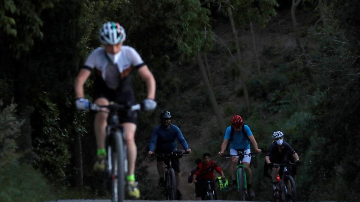 Diversos ciclistes a la carretera del Tibiado a Barcelona