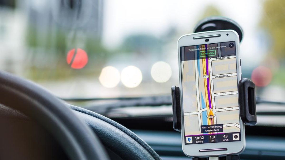Utilizar el móvil antiguo como GPS es una de las opciones que puedes provar antes de tirarlo.