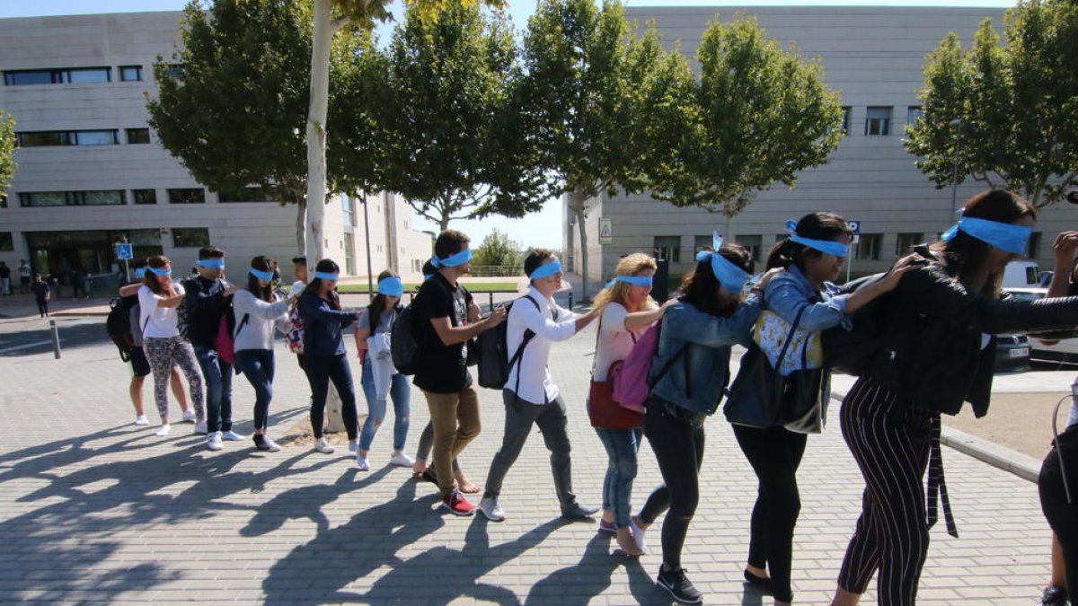 Imatge d’arxiu d’una novatada davant del campus de Cappont.