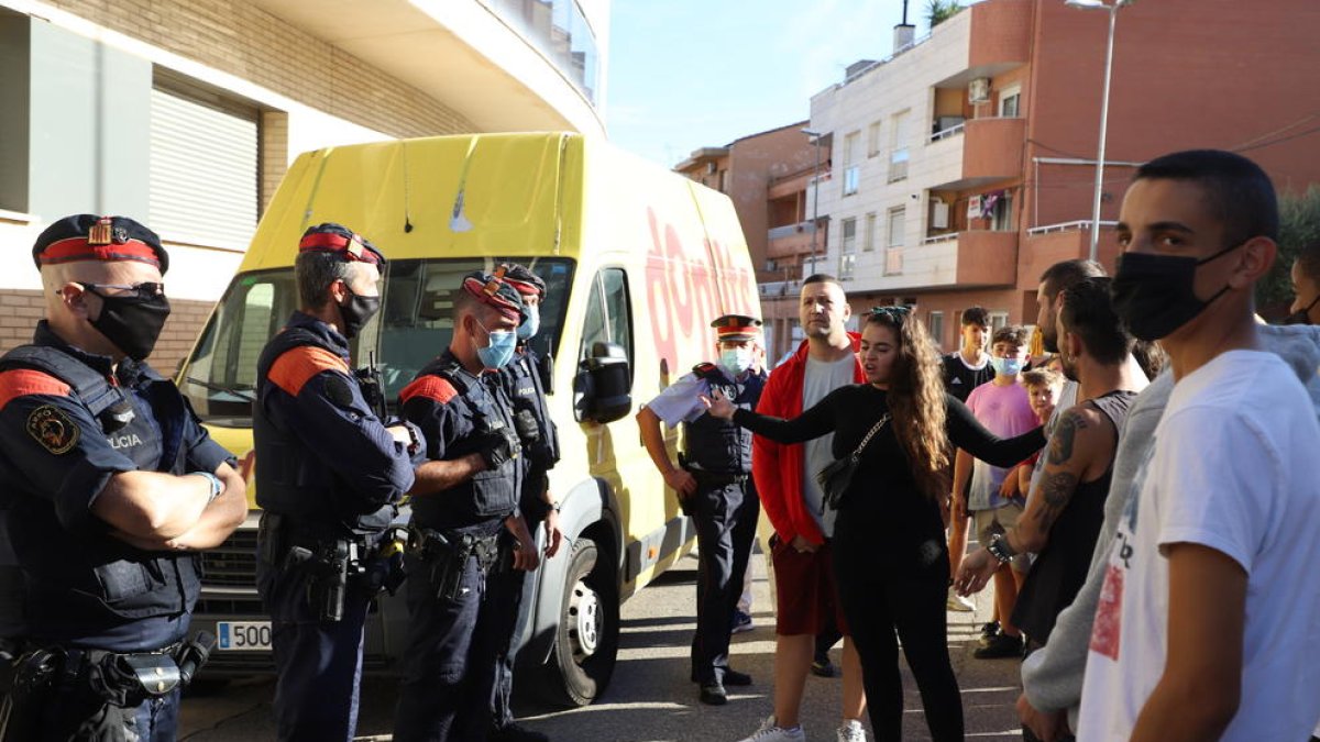 Decenas de vecinos de Rosselló mostraron su rechazo ante lo ocurrido delante del ayuntamiento.