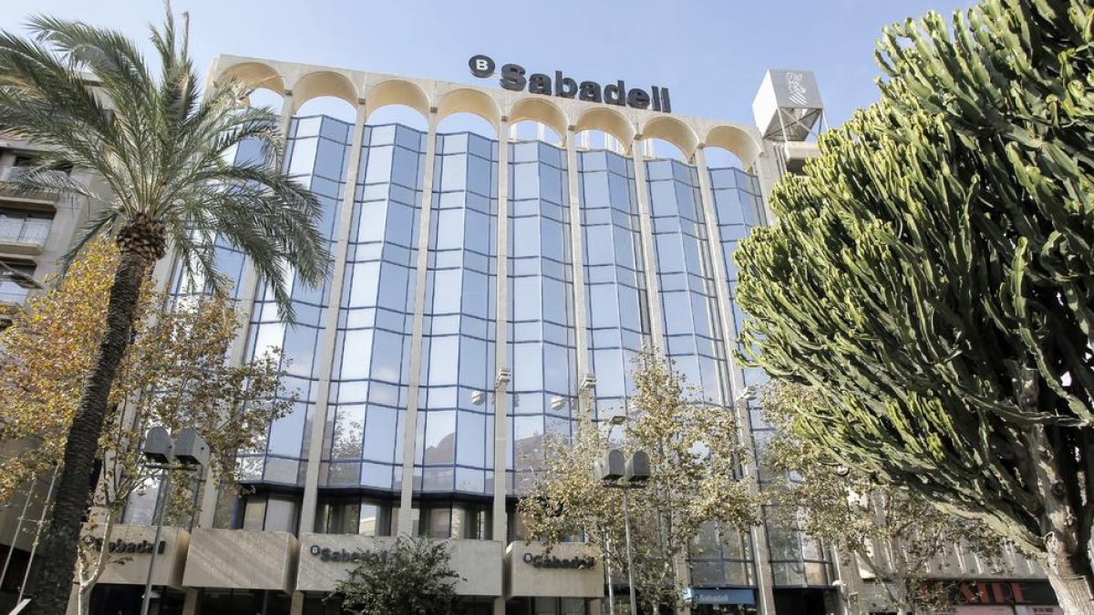 Imagen de archivo de la sede de Banco Sabadell, en las antiguas instalaciones de la CAM, en Alicante.