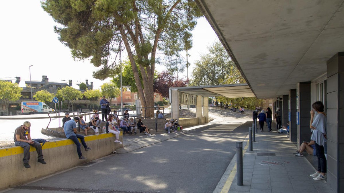 Acompañantes de personas que acudieron ayer a Urgencias esperando fuera.