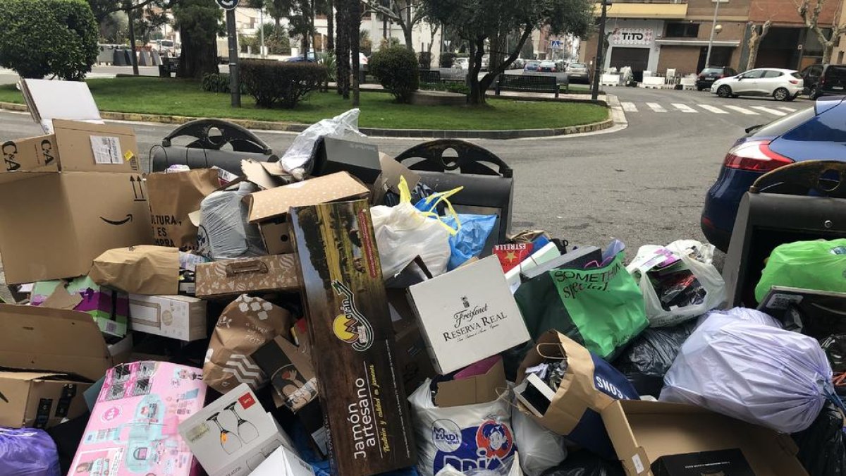 Escombraries amuntegades al carrer a la plaça de la Sardana.
