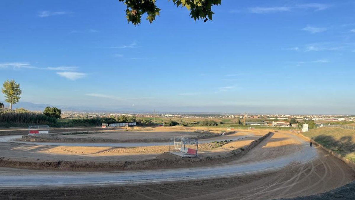 S’ha col·locat una tanca per separar la pista.