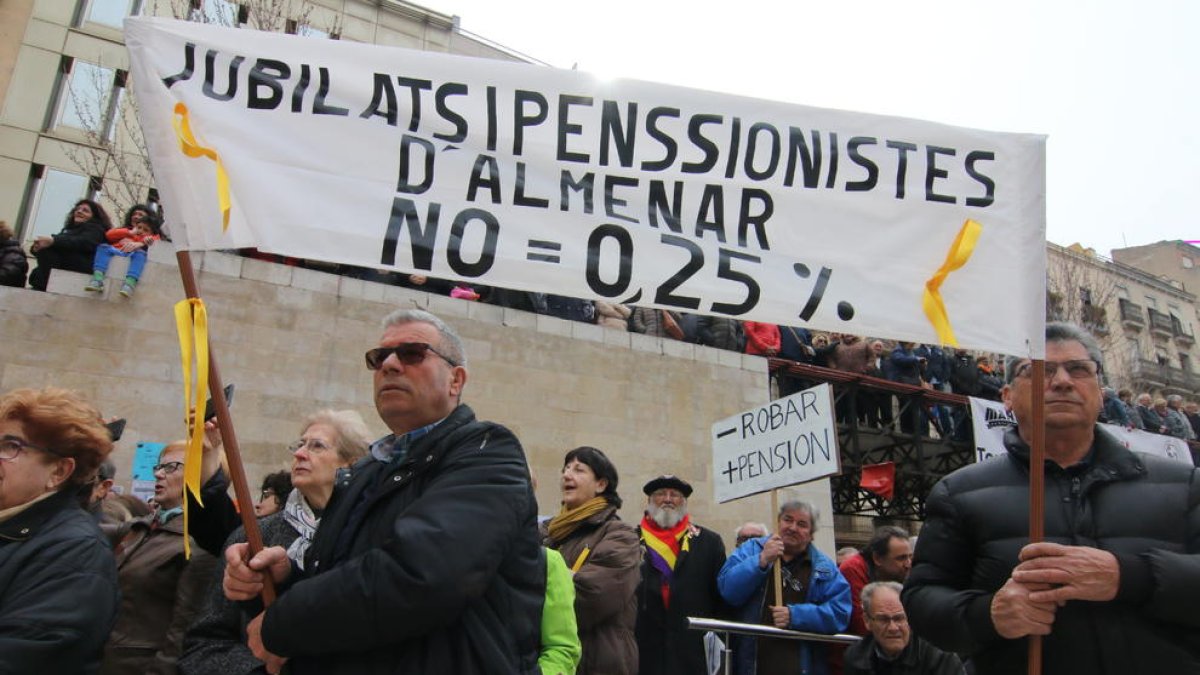 Imatge d’arxiu d’una mobilització de pensionistes a Lleida, el març del 2018.